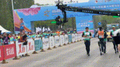 股票模擬交易 沖線！“天工”奪得全球首個人形機器人半馬冠軍